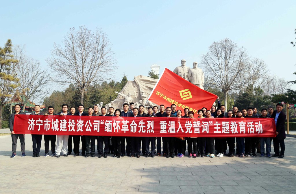 格式工厂雕塑前合影1小.jpg 格式工厂雕塑前合影1小.jpg